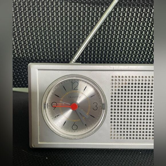 Vintage SoundDesign AM/FM Portable Analog Quartz Clock Radio Model 3011-A tested - Picture 3 of 7